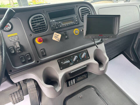 2009 Freightliner M2 106