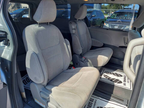 2019 Toyota Sienna LE 8-Passenger