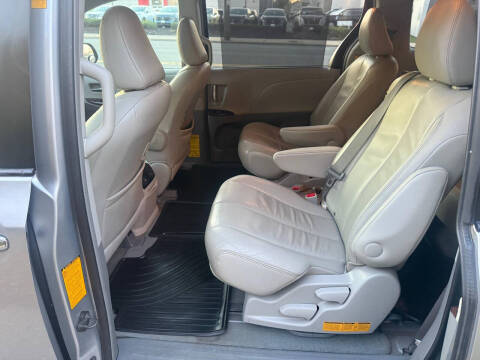 2013 Toyota Sienna XLE 8-Passenger