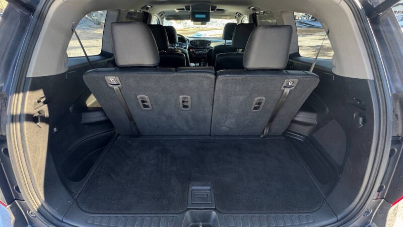 2019 Honda Pilot Touring w/Rear Captain's Chairs