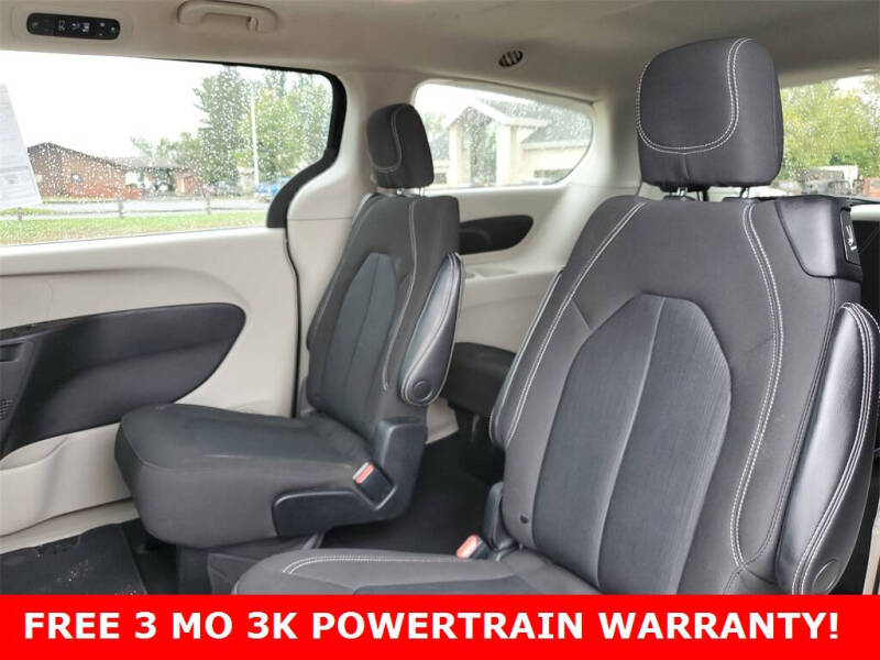 2022 Chrysler Voyager LX