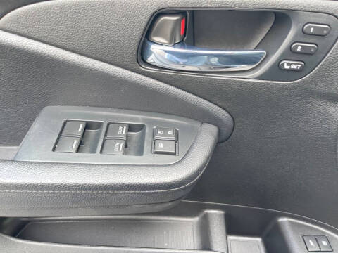 2022 Honda Pilot Touring w/Rear Captain's Chairs