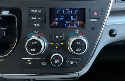 2018 Toyota Sienna LE 7-Passenger Auto Access Seat