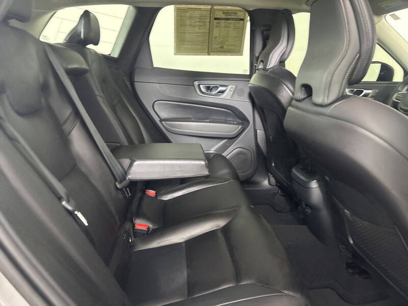 2024 Volvo XC60 B5 Core Dark Theme