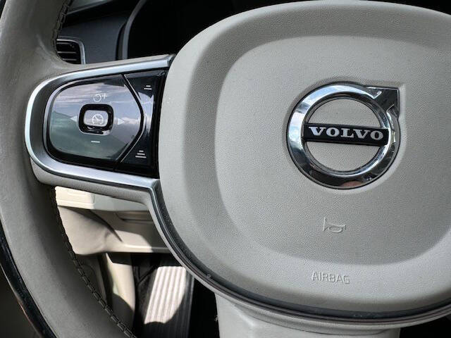 2016 Volvo XC90 T6 Momentum