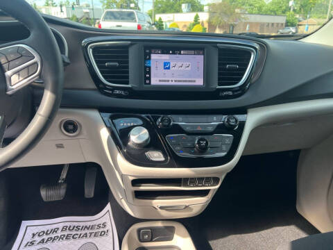 2022 Chrysler Voyager LX