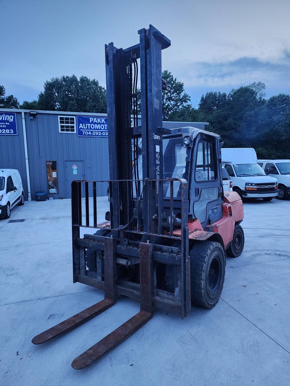 2004 Toyota 7FDAU50 Forklift for sale at PAKK AUTOMOTIVE in Peachland, NC