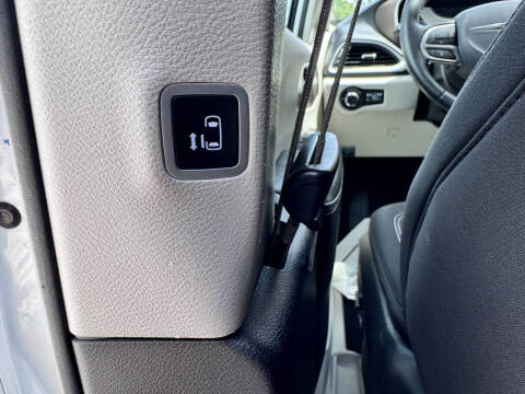 2022 Chrysler Voyager LX