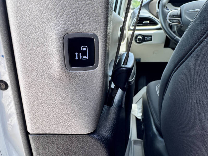 2022 Chrysler Voyager LX