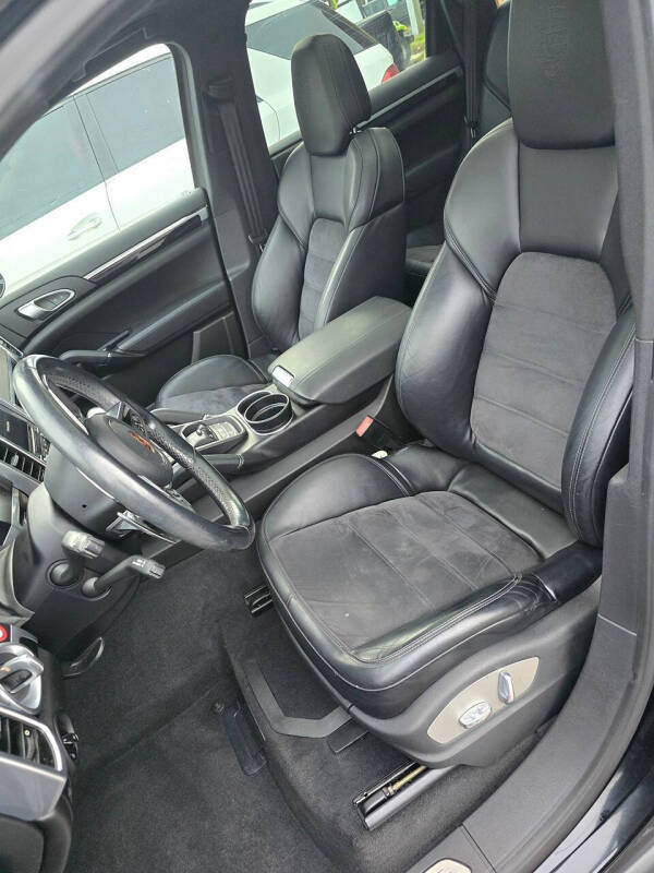 2017 Porsche Cayenne Platinum Edition