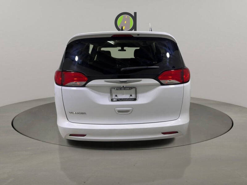 2022 Chrysler Voyager LX