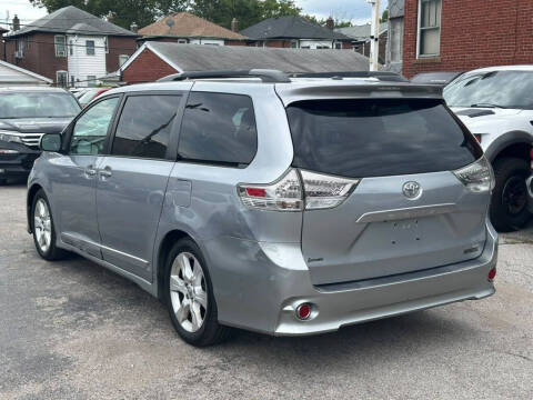 2012 Toyota Sienna SE 8-Passenger