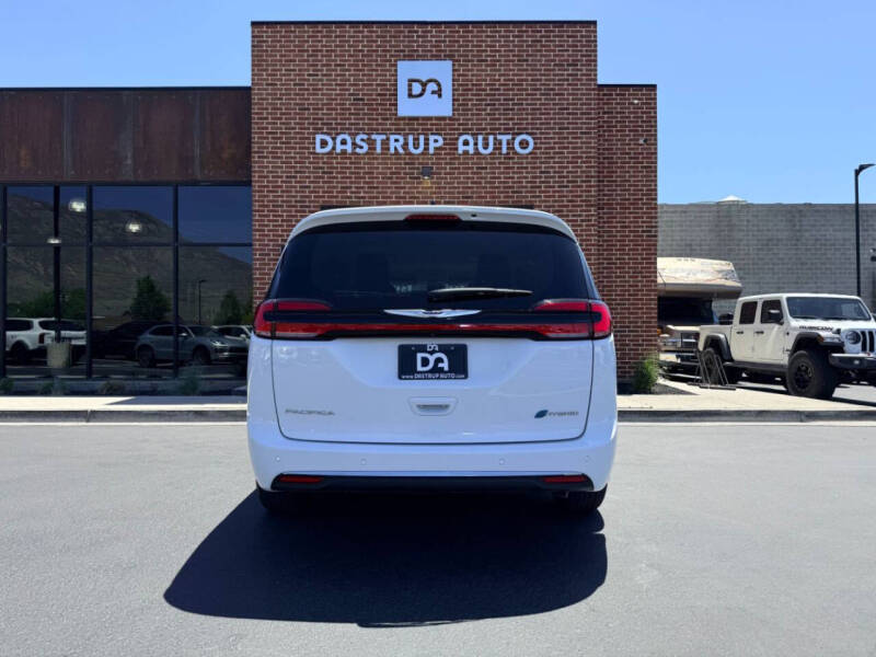 2024 Chrysler Pacifica Plug-In Hybrid Select