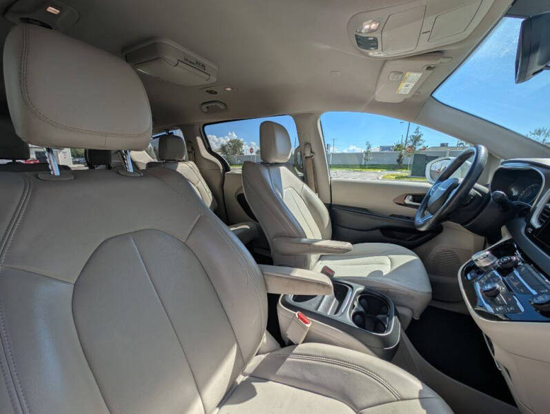 2017 Chrysler Pacifica Touring-L