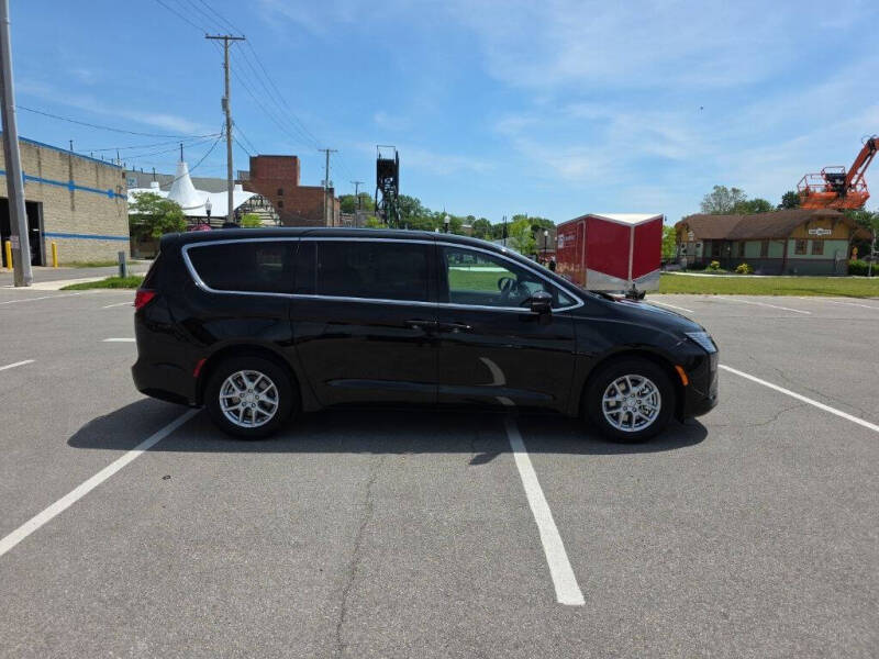 2027 Chrysler Pacifica Select