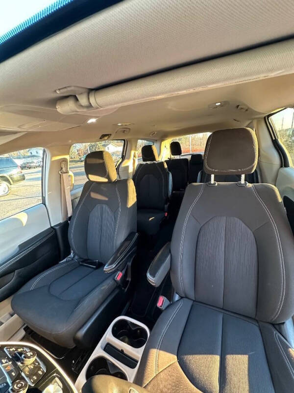 2023 Chrysler Voyager LX