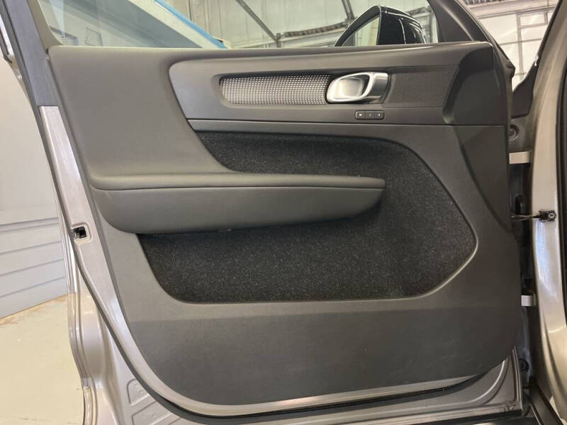 2022 Volvo XC40 T5 R-Design