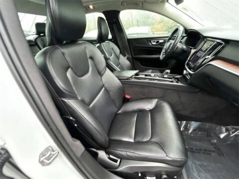 2022 Volvo S60 B5 Momentum