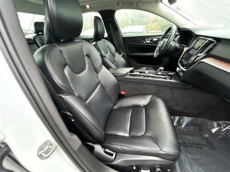 2022 Volvo S60 B5 Momentum