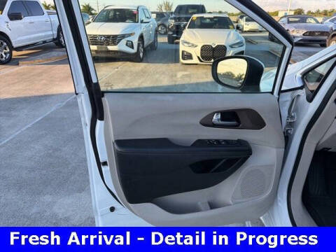 2022 Chrysler Voyager LX