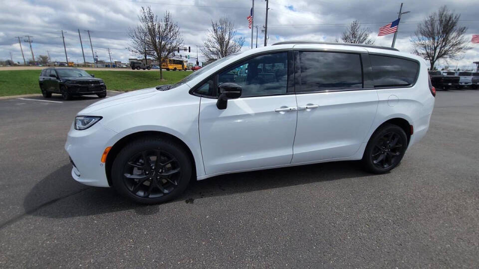 2024 Chrysler Pacifica for sale at Victoria Auto Sales in Victoria, MN