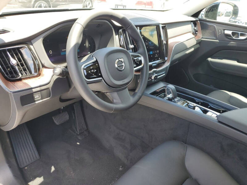 2024 Volvo XC60 B5 Plus Dark Theme