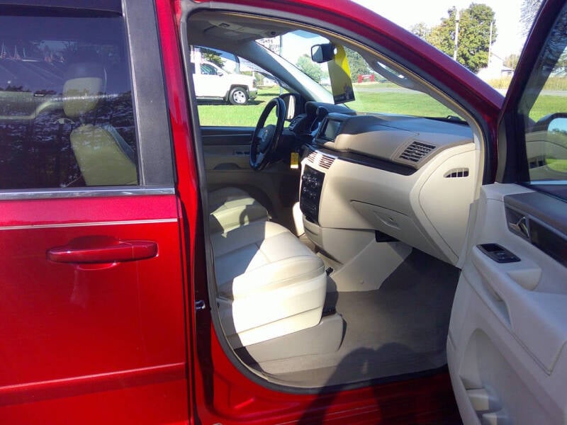 2010 Volkswagen Routan SE photo 14