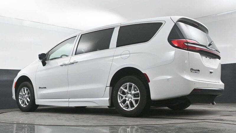 2025 Chrysler Pacifica Select
