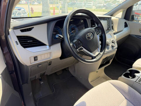 2019 Toyota Sienna LE 8-Passenger