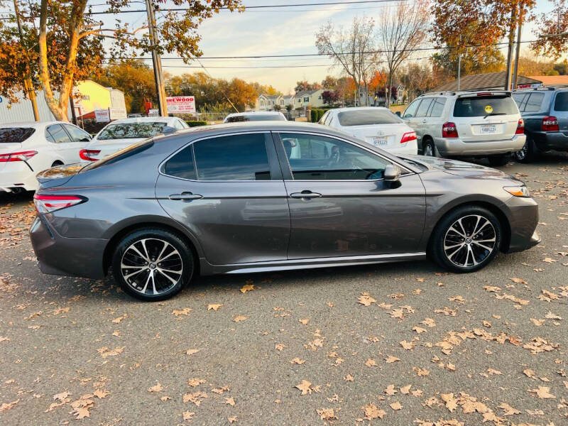 2019 Toyota Camry SE photo 6