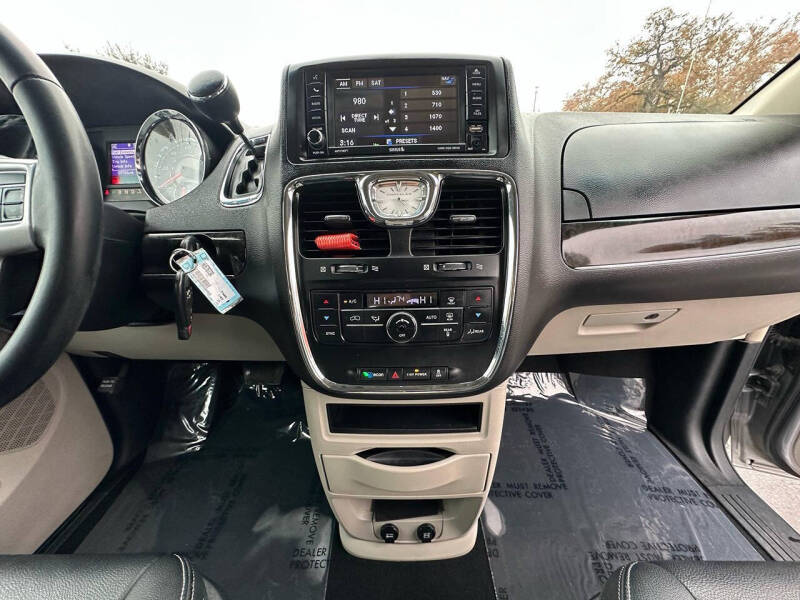 2016 Chrysler Town and Country Touring