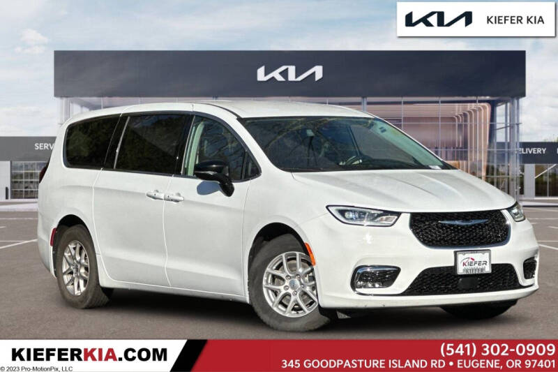 2024 Chrysler Pacifica Touring L's photo