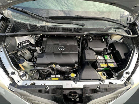 2014 Toyota Sienna XLE 8-Passenger