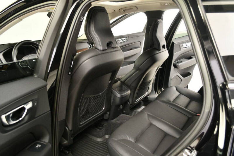 2022 Volvo XC60 B5 Momentum