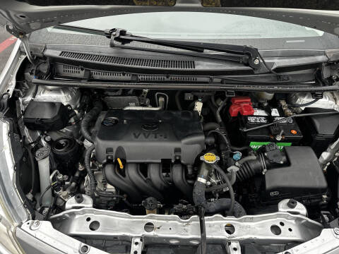 2012 Toyota Yaris 5-Door LE