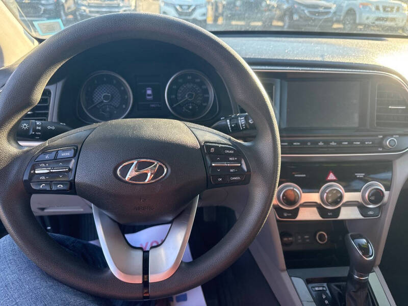 2019 Hyundai Elantra SEL photo 8