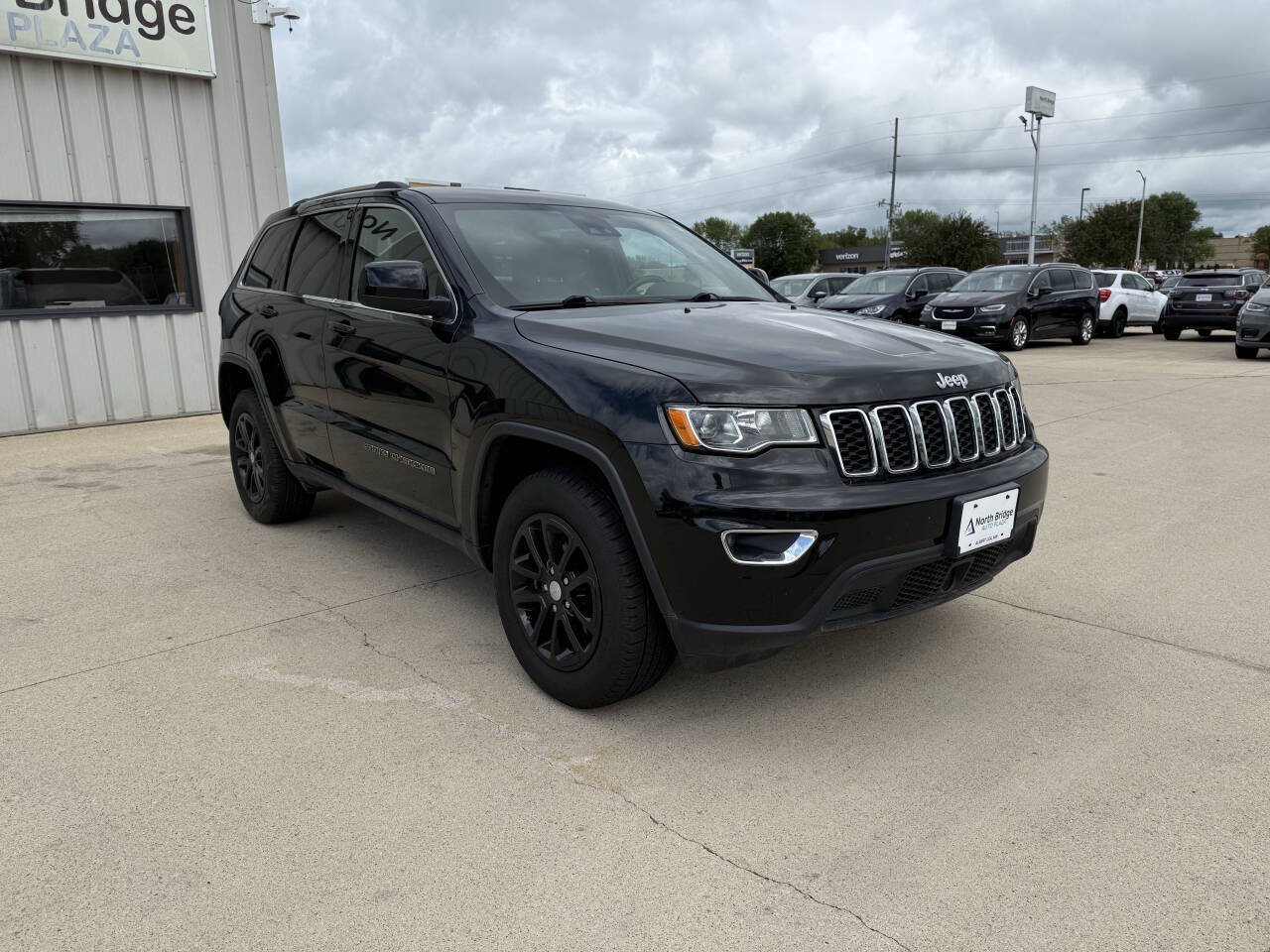 2021 Jeep Grand Cherokee Laredo X photo 2