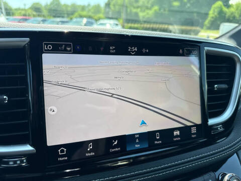 2027 Chrysler Pacifica Select