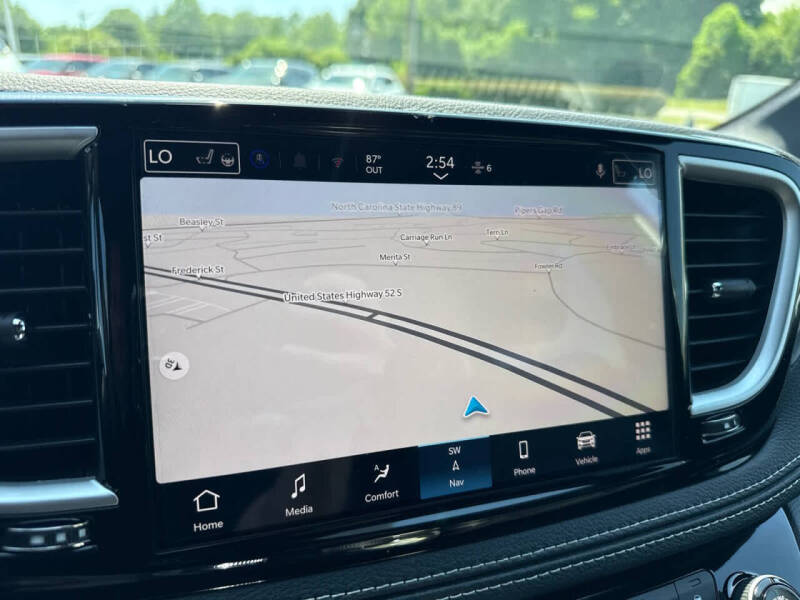 2027 Chrysler Pacifica Select