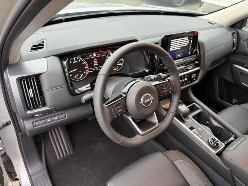 2025 Nissan Pathfinder SL