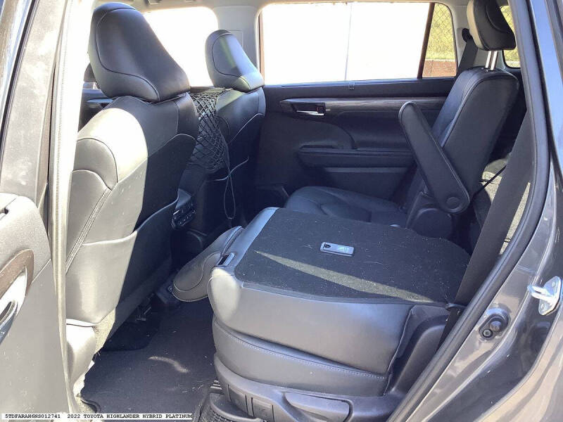 2022 Toyota Highlander Hybrid Platinum