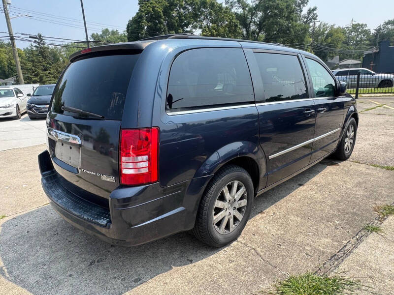 2009 Chrysler Town and Country Touring