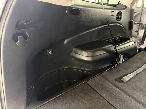 2019 Honda Pilot Touring w/Rear Captain's Chairs