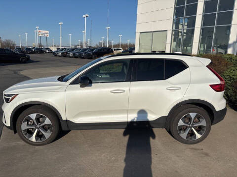 2023 Volvo XC40 B5 Plus Dark Theme