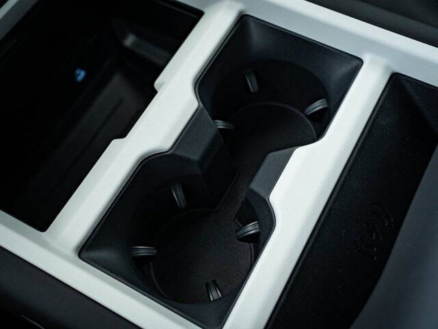 2025 Land Rover Defender 110 P500 X-Dynamic SE