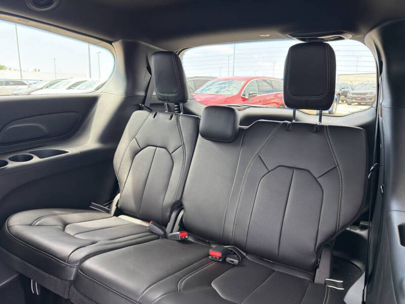 2027 Chrysler Pacifica Select