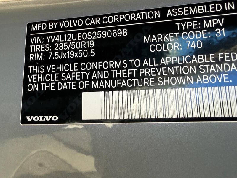 2025 Volvo XC40 B5 Plus Bright Theme