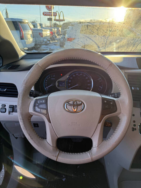 2013 Toyota Sienna XLE 8-Passenger