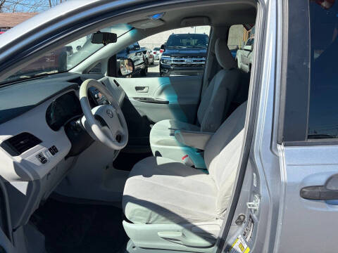 2012 Toyota Sienna LE 8-Passenger