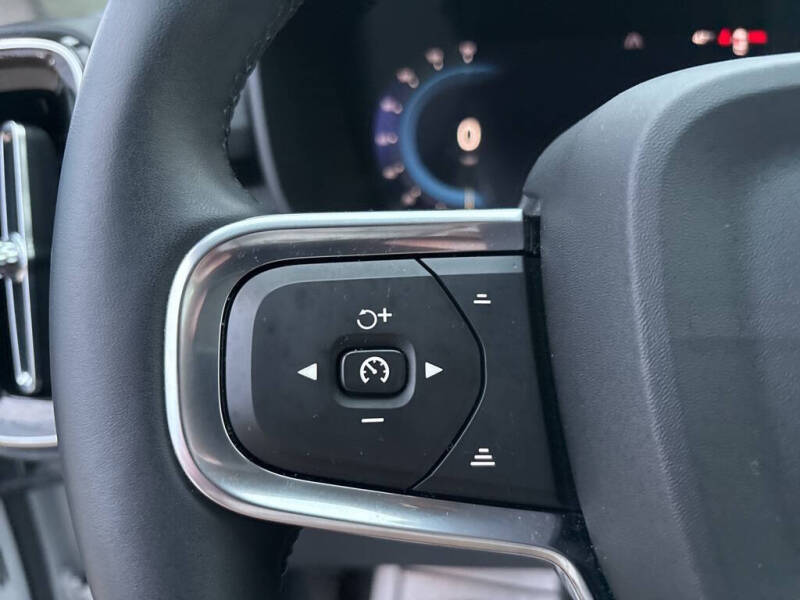 2025 Volvo XC40 B5 Plus Dark Theme